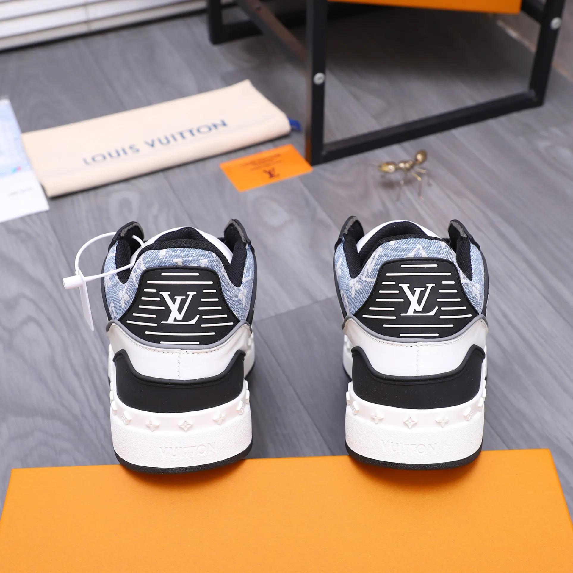Men's shoes 💰p600 Product trademark: LV "Louis Vuitton" casual lace-up men's shoes Regular size: 38-44 Product material: Selected classic denim woven pattern splicing cowhide upper Breathable mesh lining Original rubber outsole